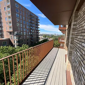 Deluxe Double Bed In Shared Near Canary Wharf, Airport & O2 Arena With Thames View , London United Kingdom